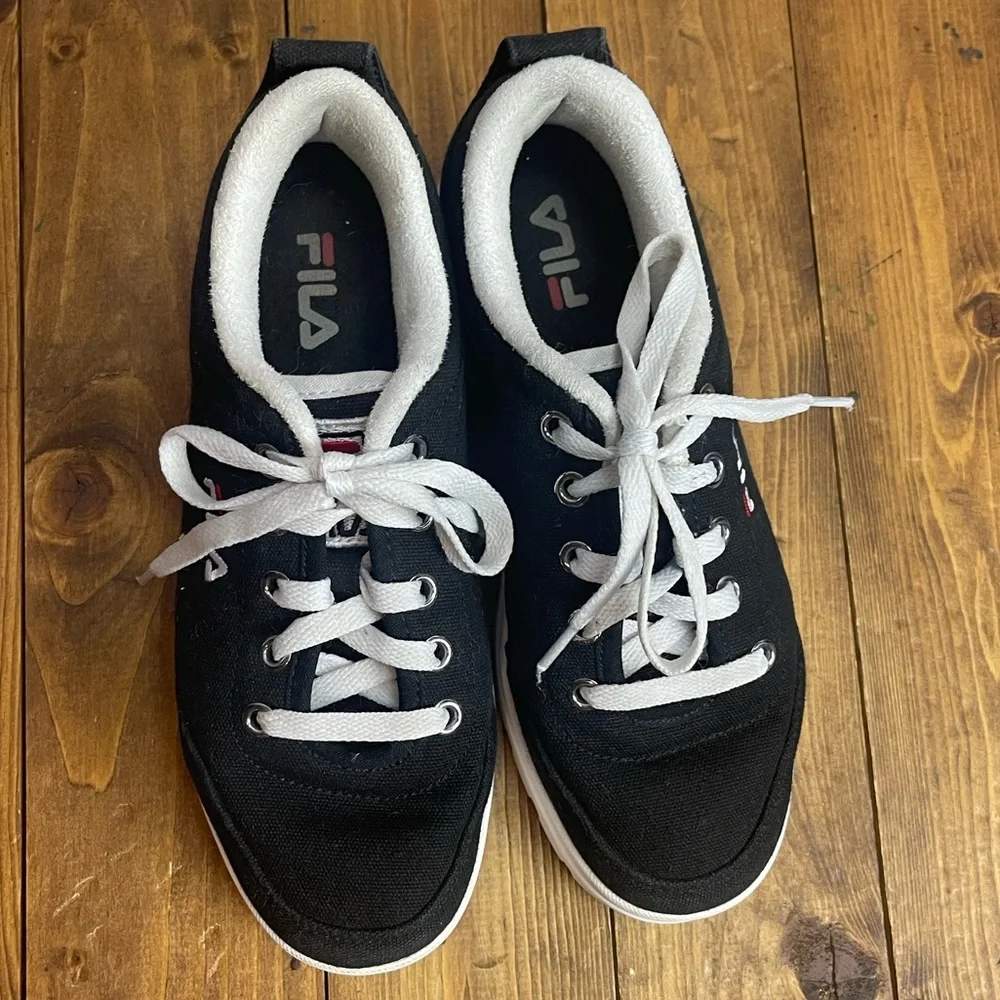 Fila 5CM00737-014 theme low top sneakers black with white soles women’s size 6